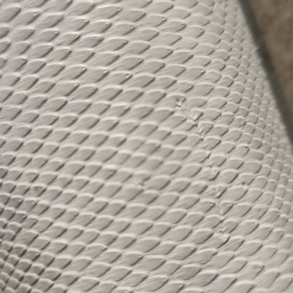 Jimmy choo eye glass case snake skin pattern in cream colored magnetic closure - Picture 5 of 7